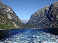 Der Milford Sound liegt abgeschieden hinter einer Kette von Bergen.